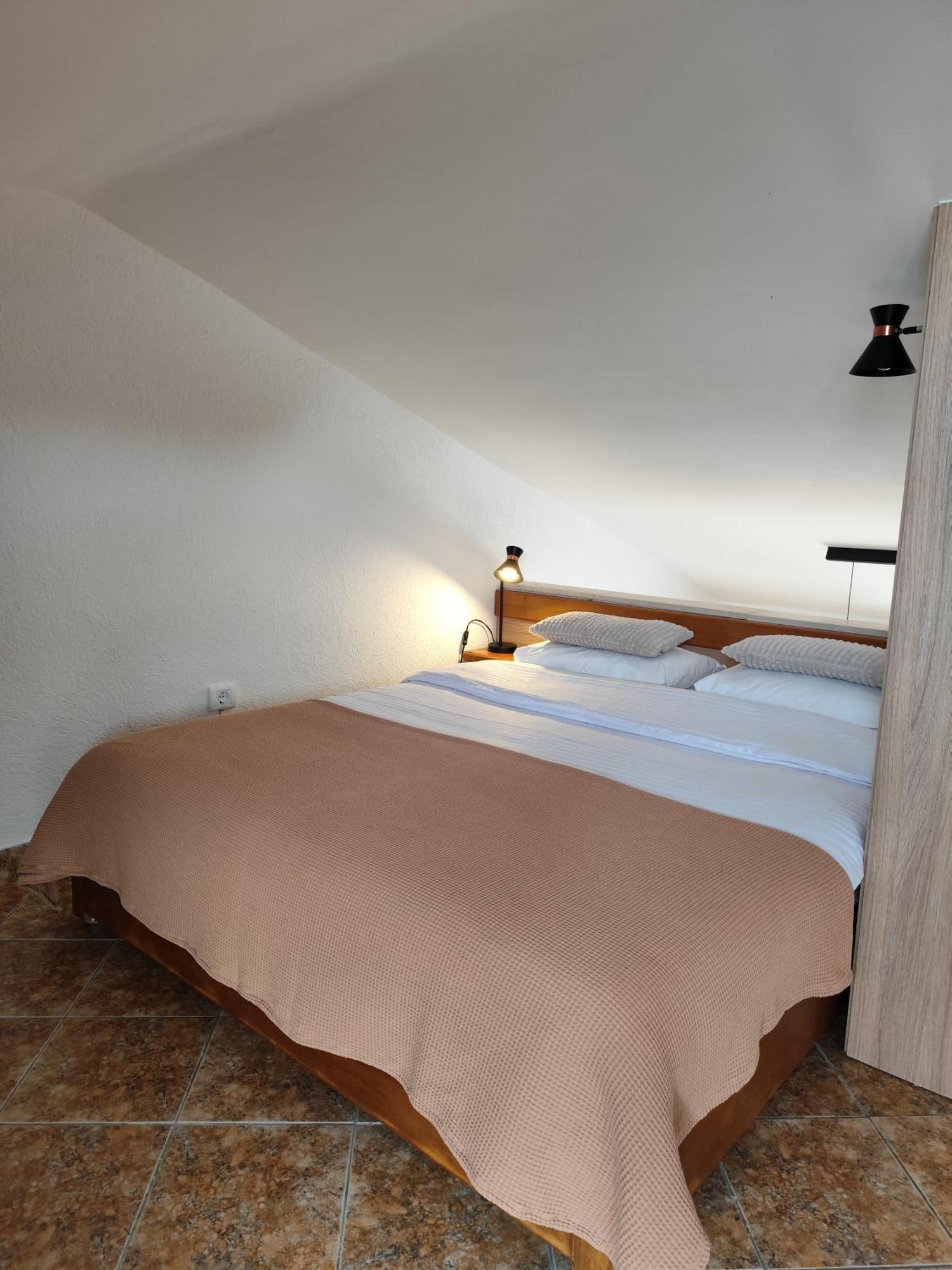 Guest House Jedro Petrovac Buitenkant foto
