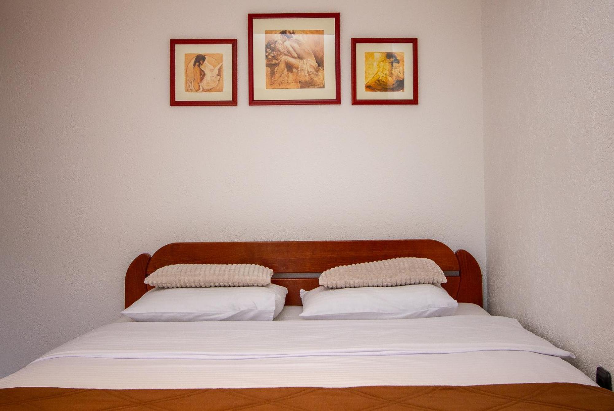 Guest House Jedro Petrovac Buitenkant foto