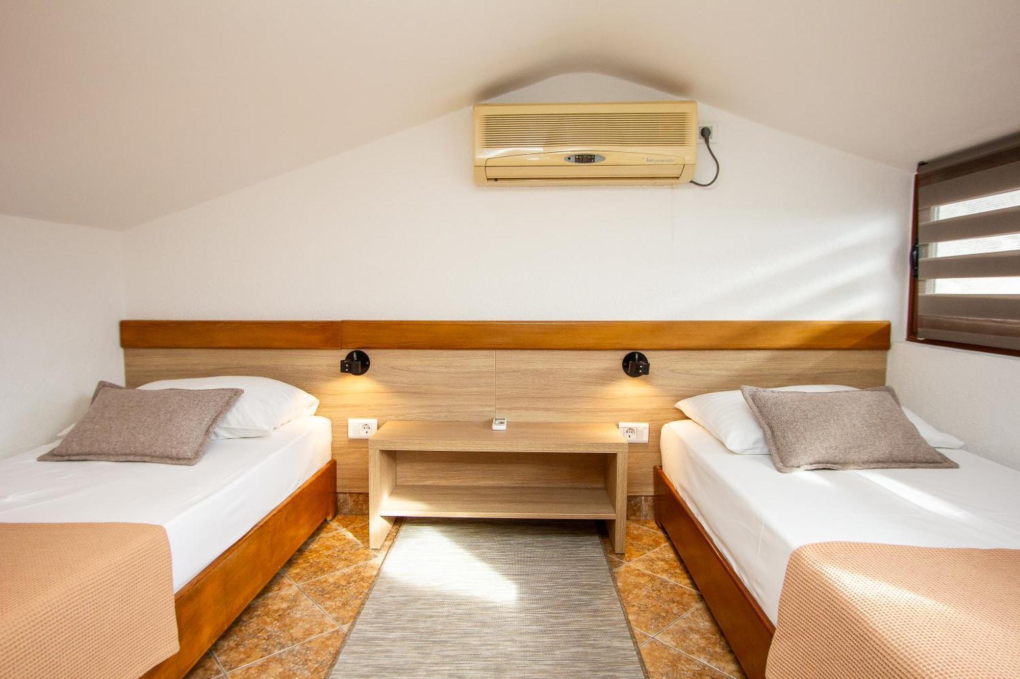 Guest House Jedro Petrovac Buitenkant foto