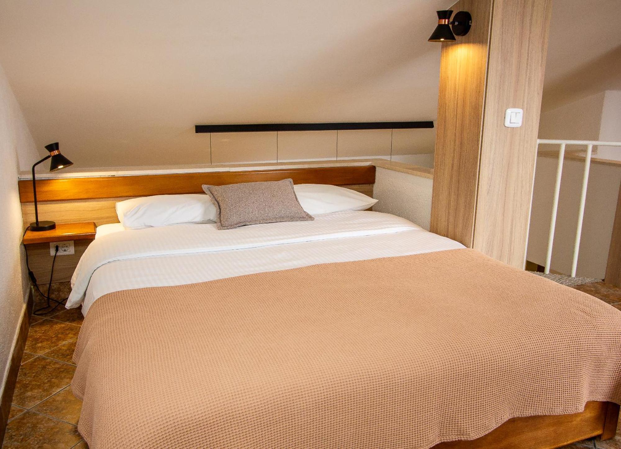 Guest House Jedro Petrovac Buitenkant foto