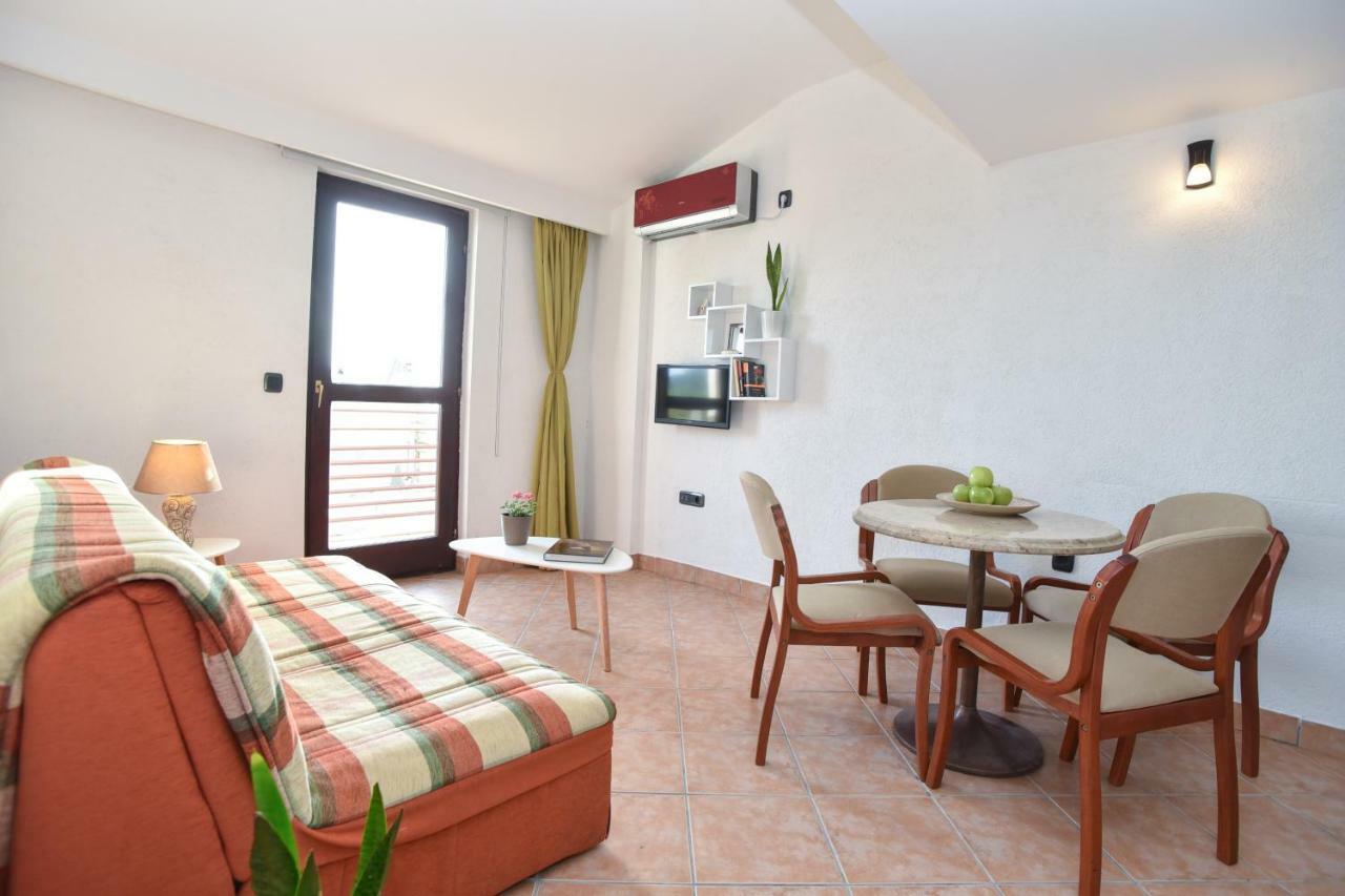 Guest House Jedro Petrovac Buitenkant foto