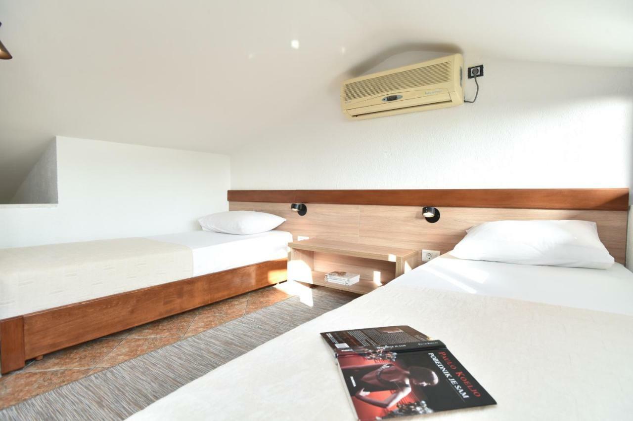 Guest House Jedro Petrovac Buitenkant foto