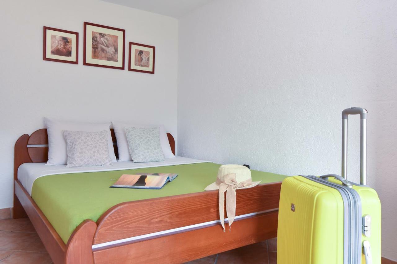 Guest House Jedro Petrovac Buitenkant foto