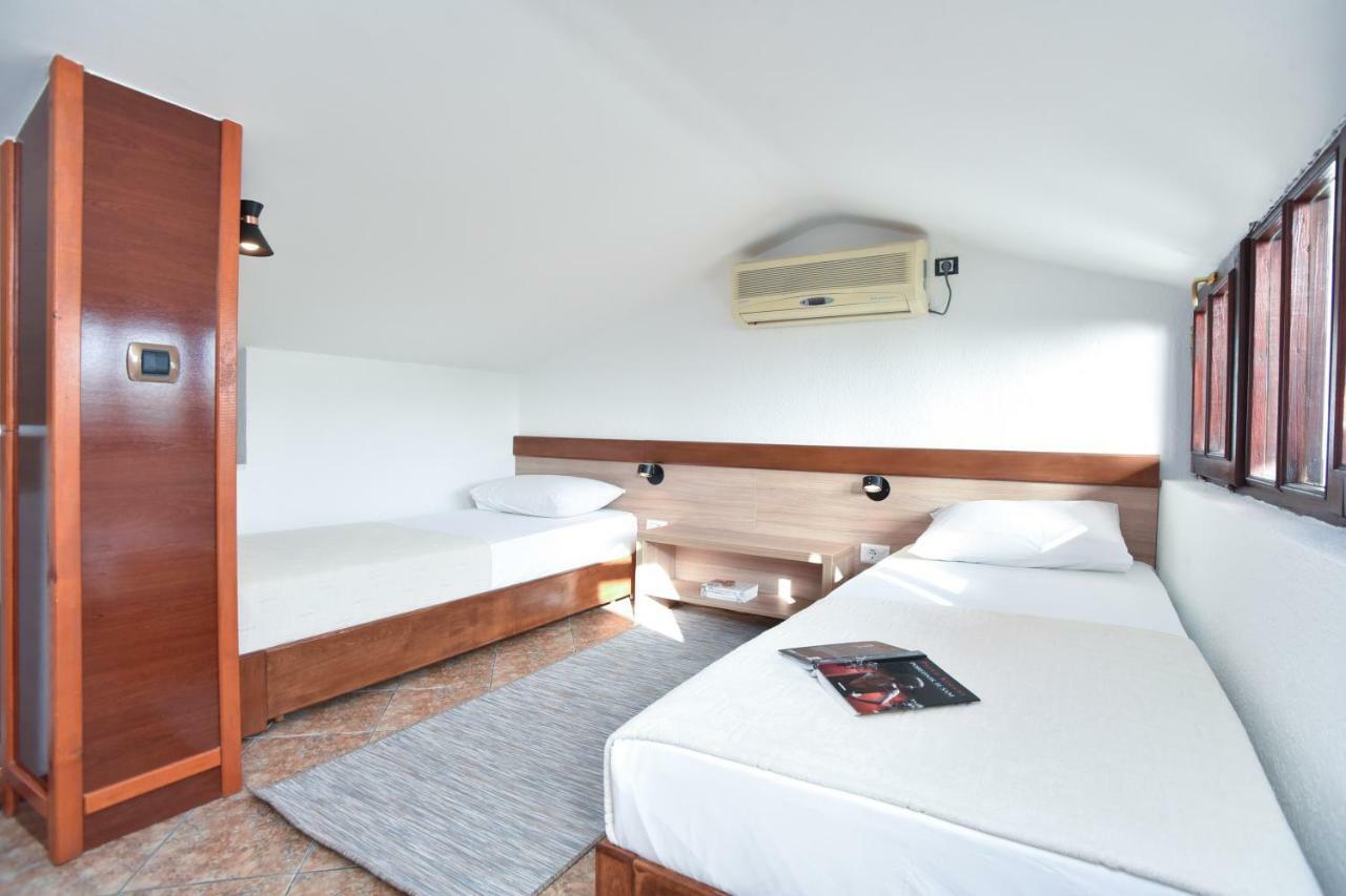Guest House Jedro Petrovac Buitenkant foto