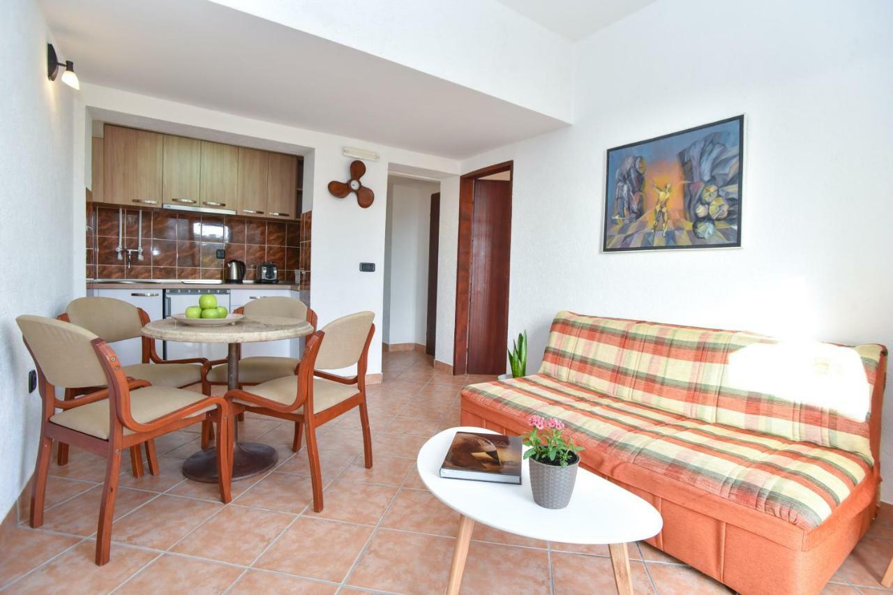 Guest House Jedro Petrovac Buitenkant foto