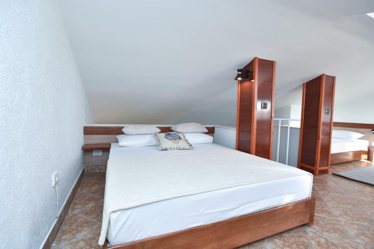 Guest House Jedro Petrovac Buitenkant foto